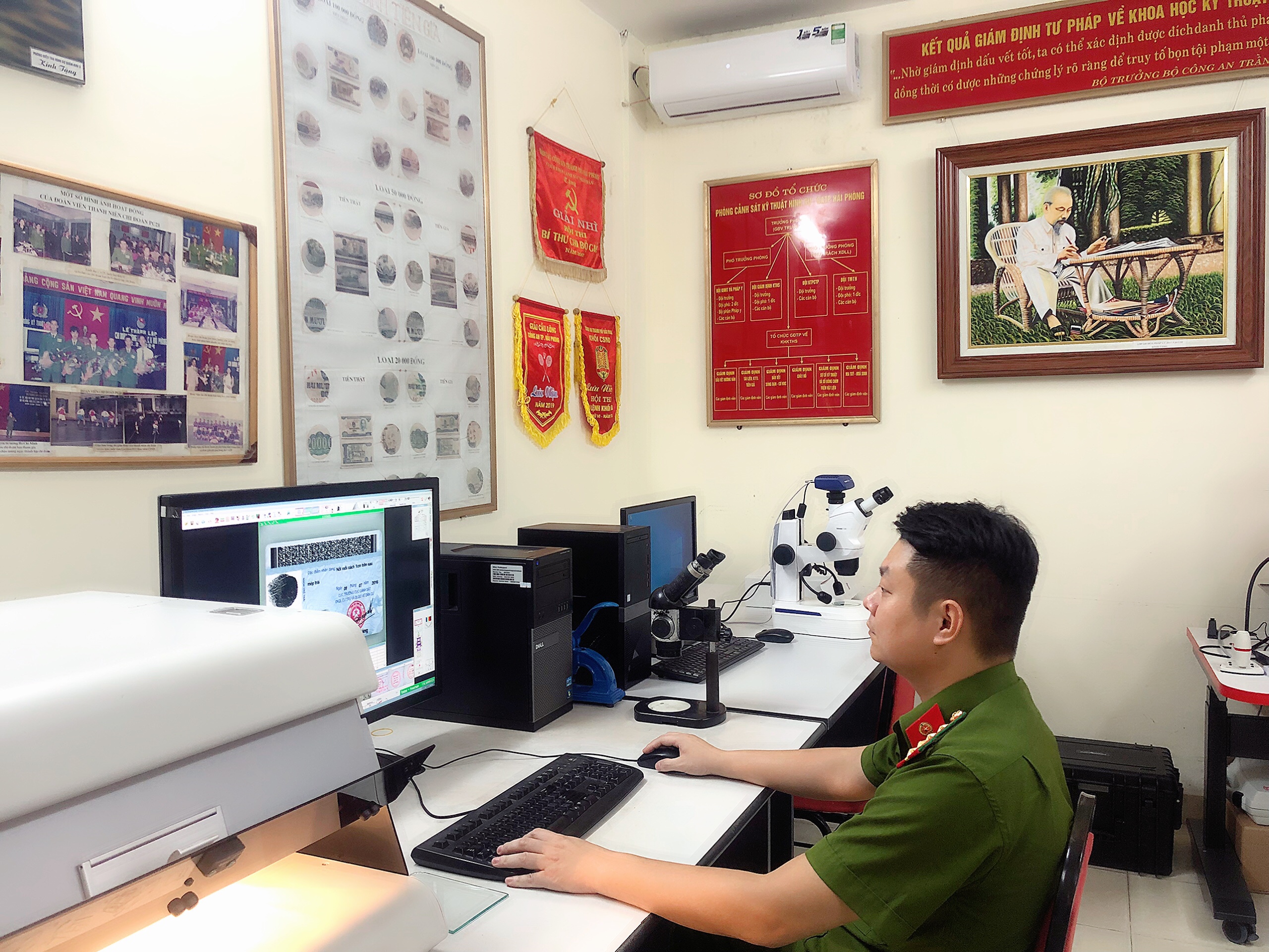 Chiến sỹ giám định viên say mê nghiên cứu